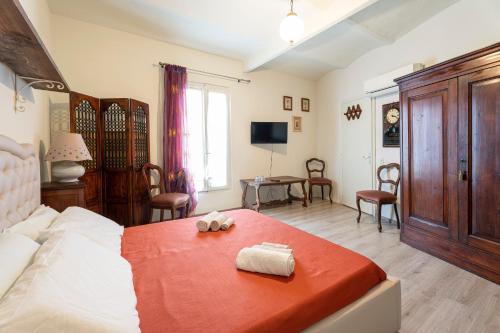聖費利切德爾貝納科的住宿－Locanda San Felice，一间卧室配有一张带红色毯子的床