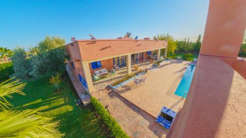 vista aerea di una casa con piscina di Villa Coup De Cœur a Marrakech