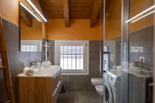 a bathroom with a sink and a toilet at Sweet Dreams Verona in Verona