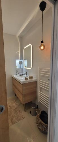 een badkamer met een wastafel en een spiegel bij cagnes promenade in Cagnes-sur-Mer