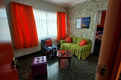 uma sala de estar com duas cadeiras e um sofá em Apartamento privado en Pueblo Libre em Lima