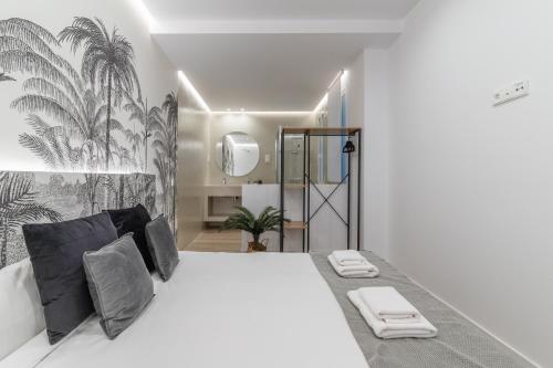 1 dormitorio con 1 cama blanca grande con almohadas negras en Executive -2Bedrooms 2Bathrooms - Salamanca - MintyStay, en Madrid