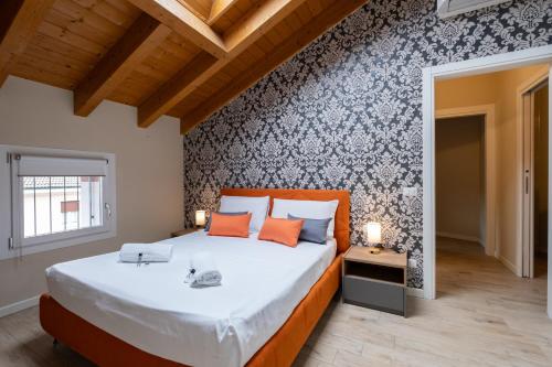 a bedroom with a large bed with orange pillows at Sweet Dreams Verona in Verona