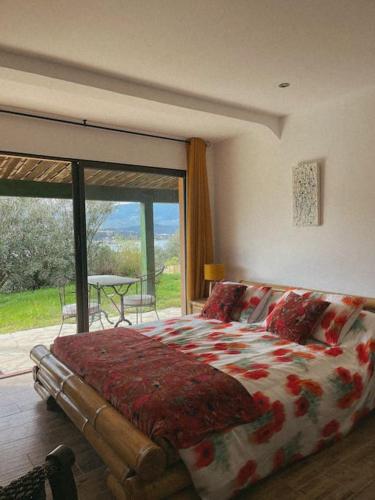 une chambre avec un lit et une grande fenêtre dans l'établissement Grande villa familiale vue mer près de Palombaggia, à Porto-Vecchio