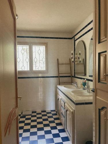 une salle de bain avec un lavabo et un miroir dans l'établissement Grande villa familiale vue mer près de Palombaggia, à Porto-Vecchio