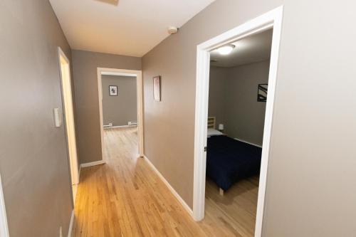 una habitación vacía con un pasillo que conduce a un dormitorio en 2-Bed Stylish Space mins to NYC, en Jersey City