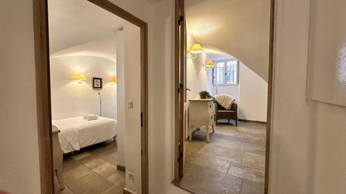 - une vue sur une chambre avec un lit et un miroir dans l'établissement B005-Charmant appartement au coeur du Suquet, à Cannes