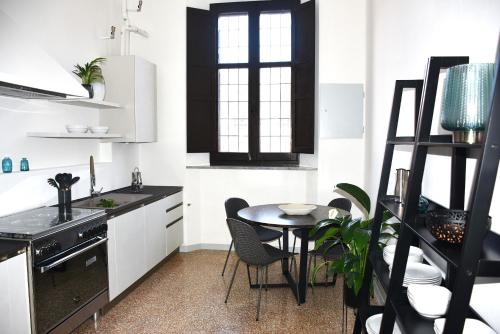 ラヴェンナにあるMana Urban Retreatのキッチン(テーブル、小さなテーブル、椅子付)
