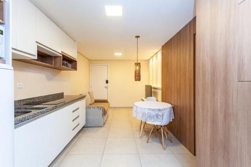 a small kitchen with a table in a room at Apt Aconchegante Centro Civico Frente Shop Mueller in Curitiba