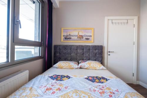 ein Schlafzimmer mit einem Bett mit zwei Kissen und einem Fenster in der Unterkunft emirhan palace in Istanbul