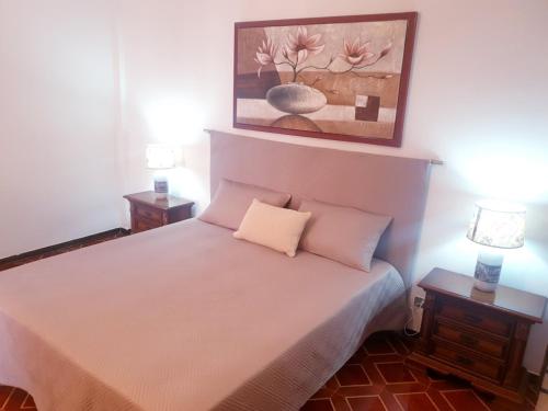 um quarto com uma cama com 2 candeeiros e um quadro em Appartamento Italia, Centro Città em Gallipoli