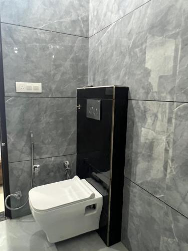 ein Bad mit einem WC und einer Duschkabine in der Unterkunft HOTEL LA in Bathinda