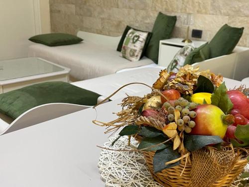 uma cesta de frutas sobre uma mesa em um quarto em Villa Letizia em Anzio