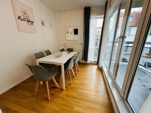 a dining room with a table and chairs at URBAN FLATS Berlin in Berlin