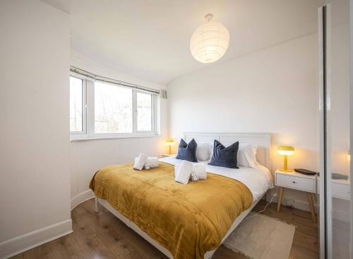 Pass the Keys Modern Beckenham Apartment fast London train links tesisinde bir odada yatak veya yataklar
