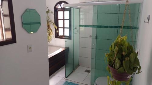 e bagno con doccia, servizi igienici e pianta. di Home Pousada Residence a Curitiba