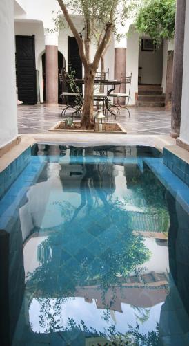 Piscina a Riad Essaada o a prop
