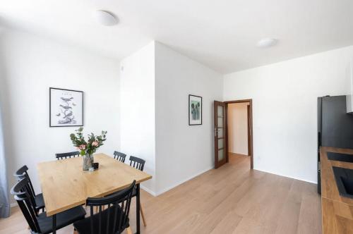una cucina e una sala da pranzo con tavolo e sedie di Appartamento a Soria a Soria