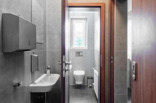 uma casa de banho com um lavatório e um WC em Appartamento a Soria em Soria