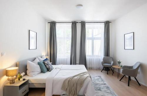 una camera bianca con un letto e una finestra di Appartamento a Soria a Soria