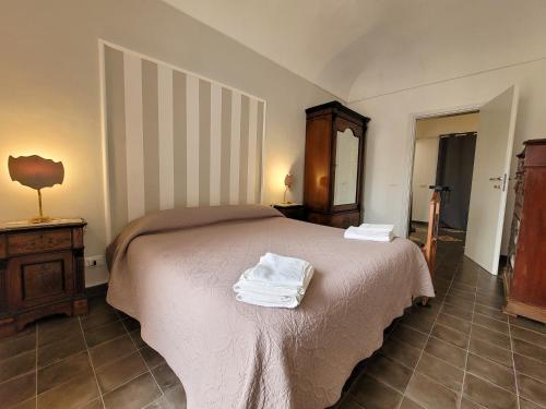 a bedroom with a bed with two towels on it at B&B Loft Famiglia Arezzo in Ragusa