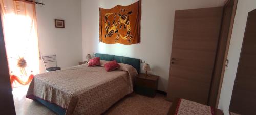 um quarto com uma cama com almofadas vermelhas em Casa Giusy em Imperia