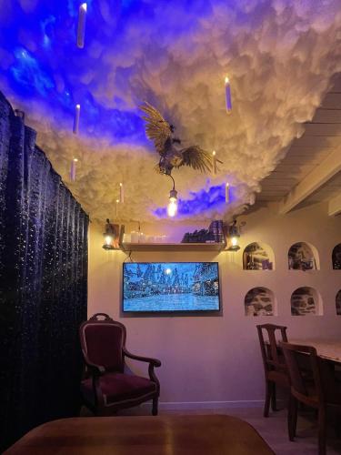 a room with a ceiling covered in clouds at Impasse des Mystères - La maison des Sorciers Léhon/Dinan in Dinan