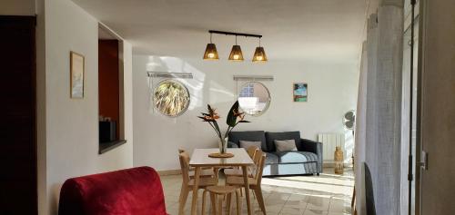 un salon avec une table et un canapé dans l'établissement LE NADIR GRAND T2 51m2, 4-5p, Parking, à Fréjus