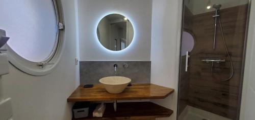 une salle de bain avec un lavabo et un miroir dans l'établissement LE NADIR GRAND T2 51m2, 4-5p, Parking, à Fréjus