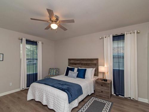 a bedroom with a bed and a ceiling fan at Chic & Spacious 3br2ba Home In Pecan Lake in Little Rock