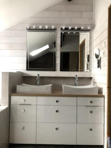 ein Badezimmer mit zwei Waschbecken und einem großen Spiegel in der Unterkunft Ambiance Authentique coté gare in Ambérieu-en-Bugey