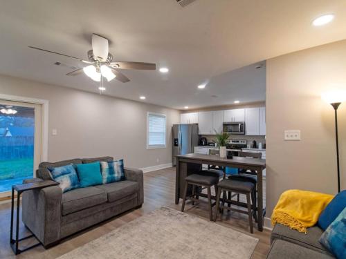A seating area at Chic & Spacious 3br2ba Home In Pecan Lake