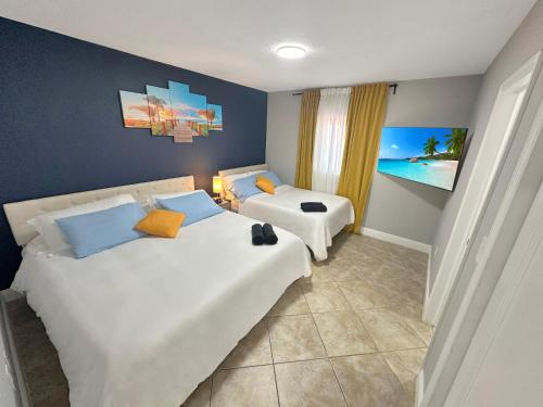 Ένα ή περισσότερα κρεβάτια σε δωμάτιο στο Vacay Spot Happy Escape 15 Min Beach Massage Shower Prime LOC! 6 blocks away from Bars, Nite Clubs, Res, Shops