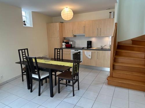 une cuisine et une salle à manger avec une table et des chaises dans l'établissement Appartement T4 au cœur de Dinard, à Dinard
