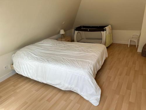 une chambre avec un lit blanc et une télévision dans l'établissement Appartement T4 au cœur de Dinard, à Dinard