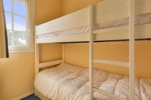 a bedroom with bunk beds and a window at Détente et vue sur le port à Arzon in Arzon