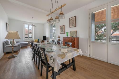 une salle à manger avec une table et des chaises dans l'établissement Pause détente et plage à la Baule-Escoublac, à La Baule