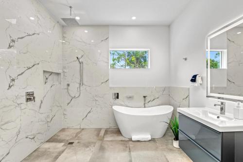 Ένα μπάνιο στο Tamiami Vice - Luxury Siesta Key Home with Heated Pool & Prime Location – Book Your Escape Today!