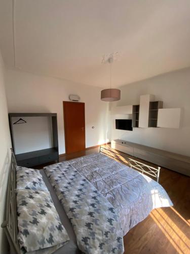 - une chambre avec un grand lit dans l'établissement Aurora Rooms, à Plaisance