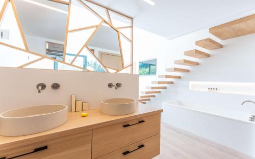 La salle de bains est pourvue de 2 lavabos et d'un escalier. dans l'établissement Ohana, villa à Gassin, à Gassin
