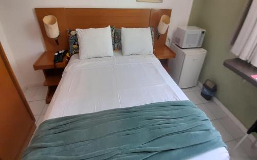 Ένα ή περισσότερα κρεβάτια σε δωμάτιο στο Sonia Flats Natal - No Apart Hotel Ponta Negra Beach