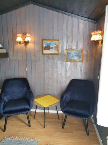 two chairs and a table in a room at Bjørgebu Camping AS in Mysusæter