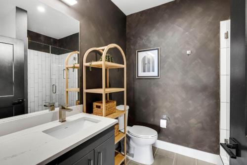 納許維爾的住宿－Urban Cowboy - Odyssey - The Heart of Midtown，浴室配有白色水槽和卫生间。