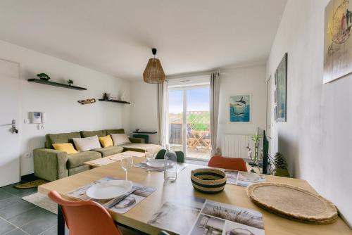 un salon avec une table et un canapé dans l'établissement Vacances paisibles à Arès, à Arès