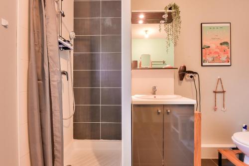 W łazience znajduje się prysznic i umywalka. w obiekcie Vacances paisibles à Arès w mieście Arès