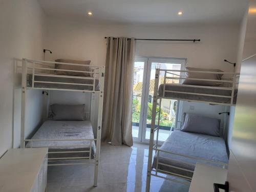 Двухъярусная кровать или двухъярусные кровати в номере HostelCCPortimão