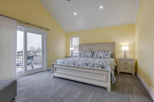 een slaapkamer met een groot bed en een balkon bij Angola Vacation Rental, Walk to Lake Erie Beach! in Angola-on-the-Lake