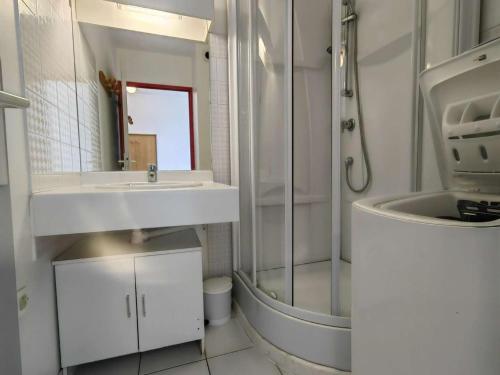 une salle de bain blanche avec un lavabo et une douche dans l'établissement T2 charmant au Cap d'Agde - Terrasse et plage à 30m - FR-1-607-6, au Cap d'Agde