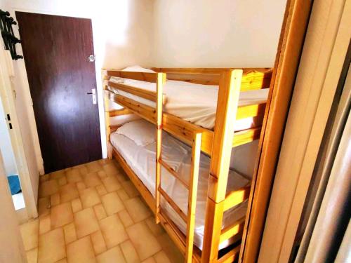 - deux lits superposés dans une petite chambre dans l'établissement Studio confort avec piscine, à 30m de la mer, Cap d'Agde - FR-1-607-76, au Cap d'Agde