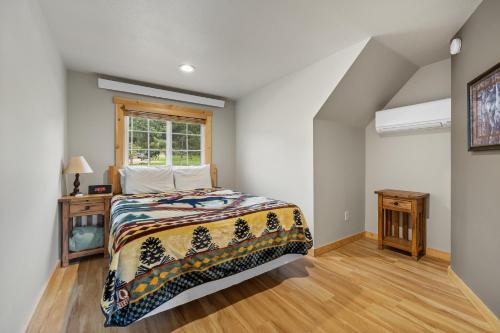 um quarto com uma cama e uma janela em Black Hills Trailside Park Resort em Hill City